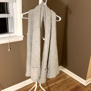 100% cashmere scarf with two pockets